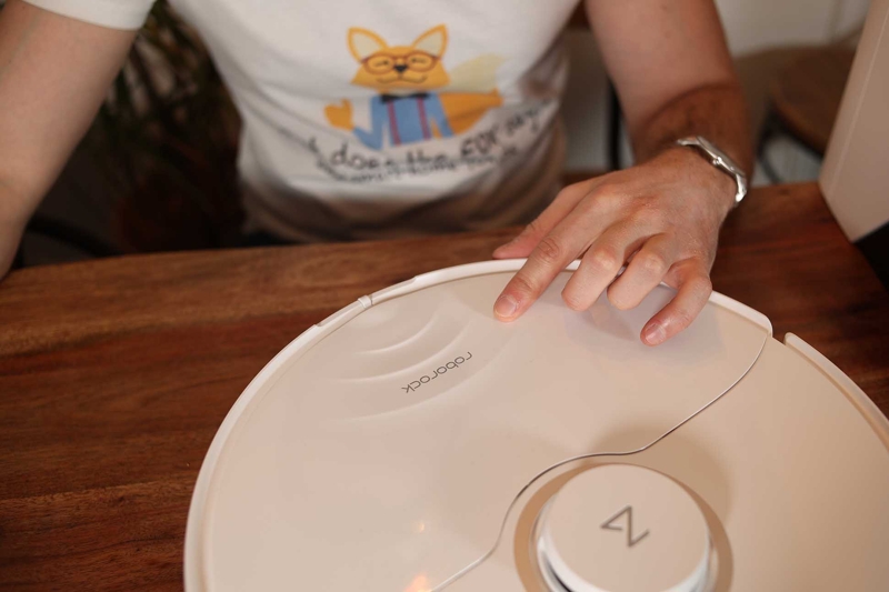 Виден волнообразный рисунок на верхней части Roborock S8 Pro Ultra.